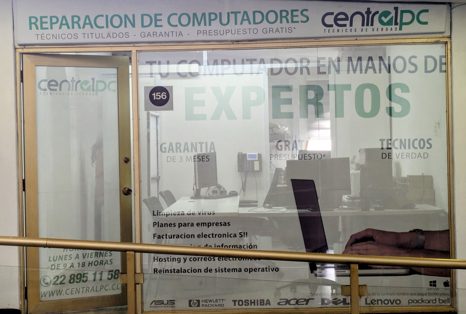 Interior de la oficina de ClickPC en Providencia, Santiago